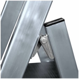 Detalle de las bisagras de la escalera de tijera profesional SERIE ALTIPRO